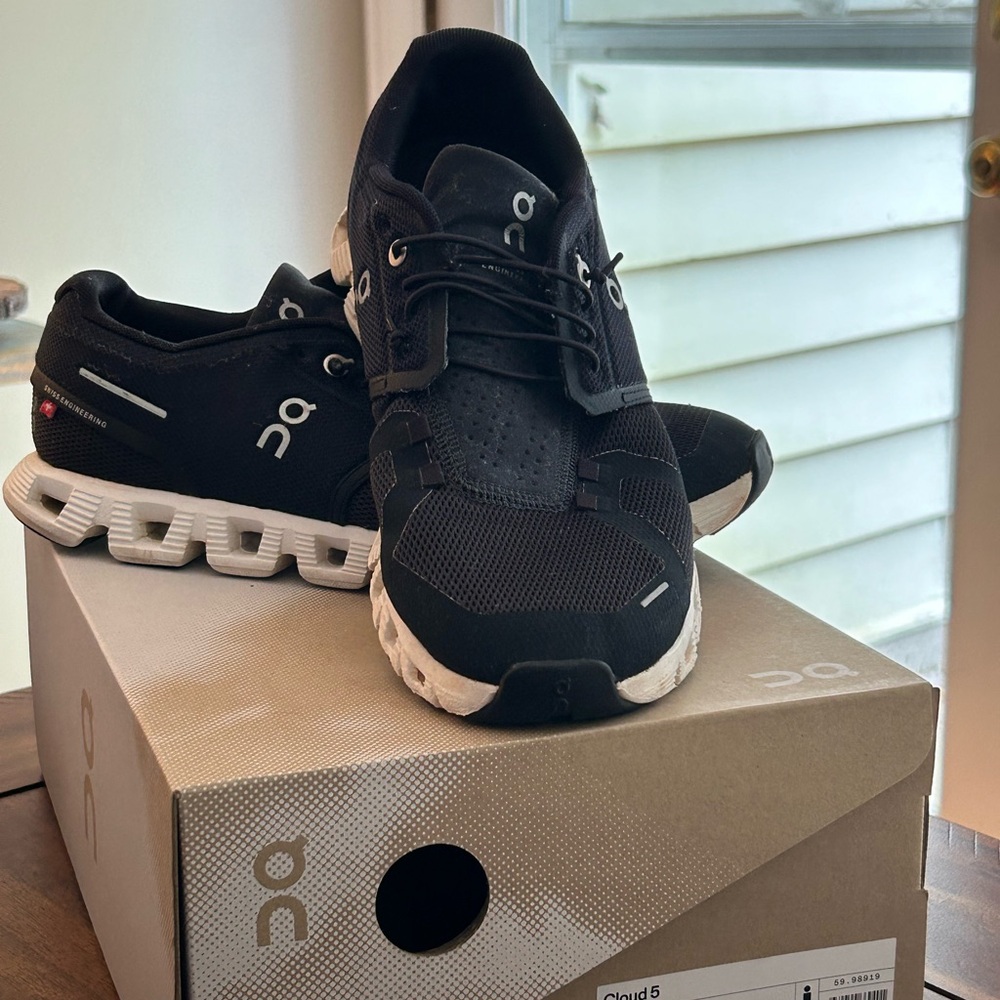 Men’s On Cloud, Cloud 5 Shoes.  Size 8.5.  Good Condition